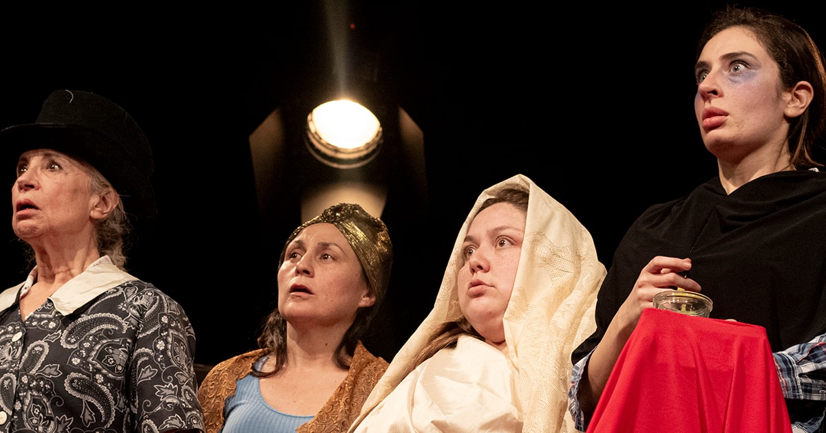 TRES MARÍAS Y UNA ROSA