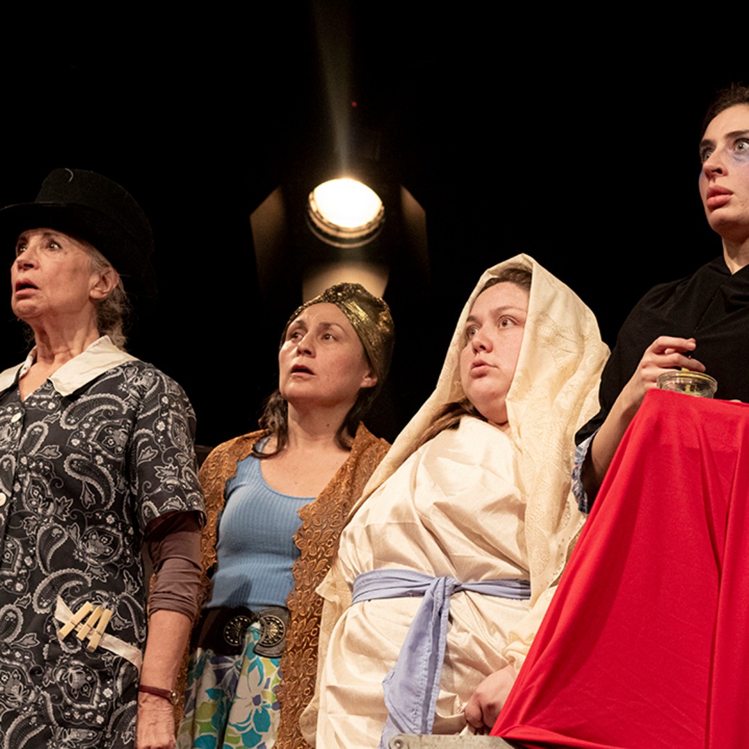 TRES MARÍAS Y UNA ROSA