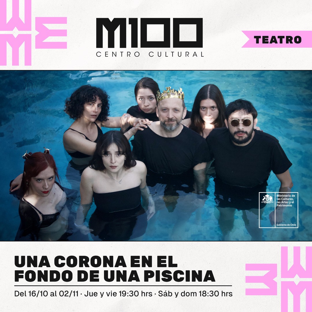 Una corona en el fondo de una piscina