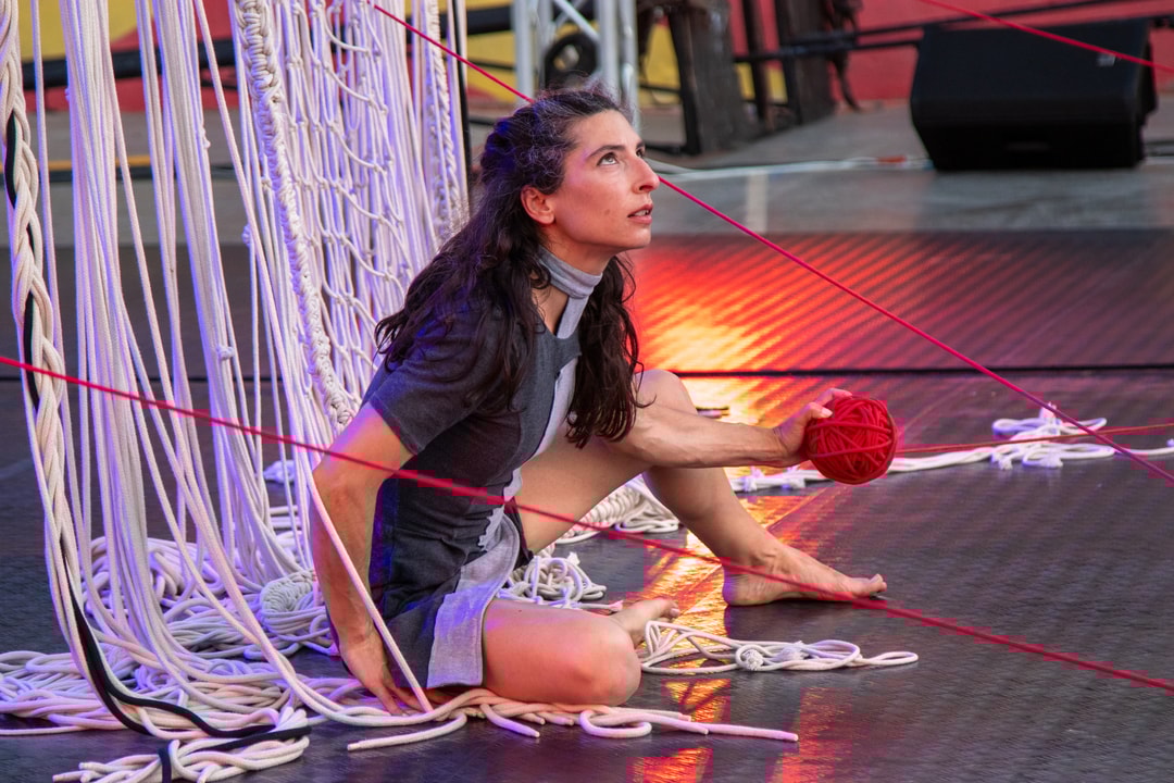 Mujeres que bailan en el aire