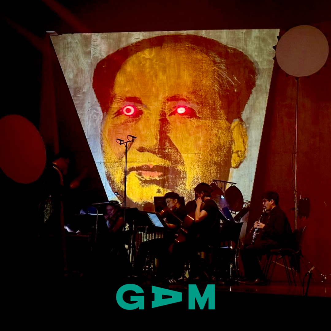 Una vaca mirando el piano