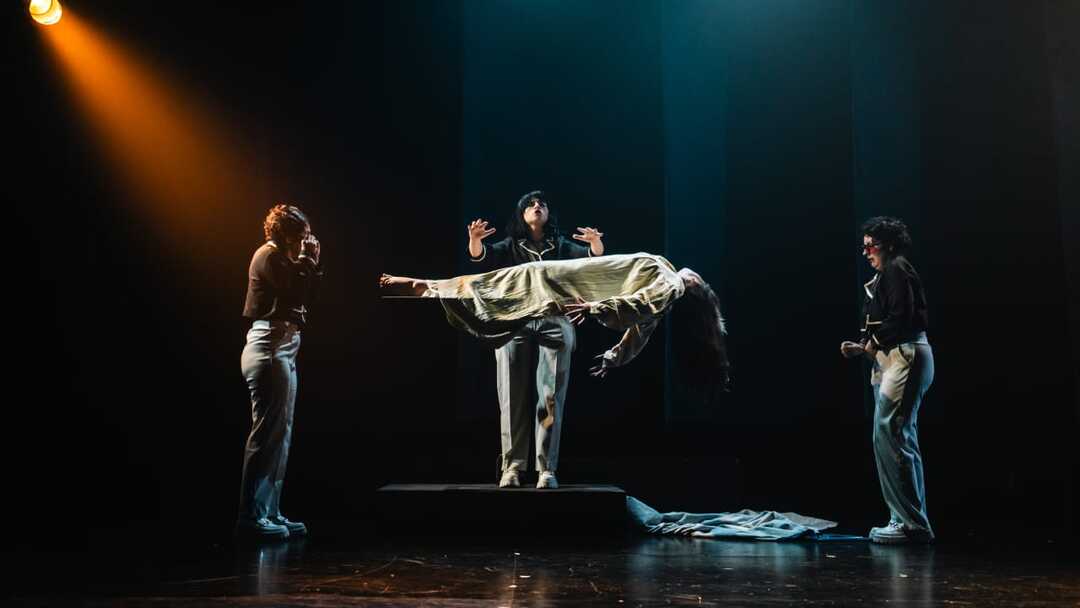 Lloremos juntas cuando descubramos que todas las estrellas ya están muertas